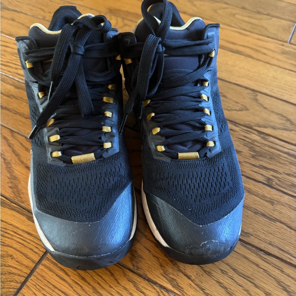 Black and Gold Women’s Basketball Shoes